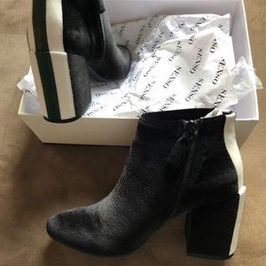 Brand new black velvet Senso booties